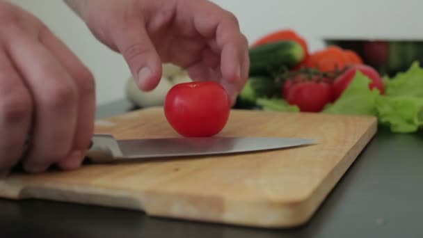 Chef de mano y cuchillo en rodajas de tomate — Vídeo de stock