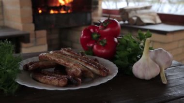 Tabağında yeşillik olan büyük sulu ızgara biftek.