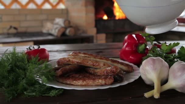 Appetitliche Grillwürste mit Gemüse auf dem Teller. — Stockvideo