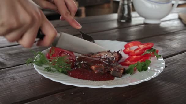 Großes saftiges Steak vom Grill mit Grünkohl auf dem Teller — Stockvideo