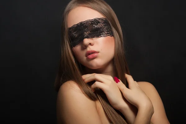 Schöne junge Mädchen in der Maske — Stockfoto