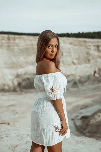 Ung vacker flicka på stranden — Stockfoto