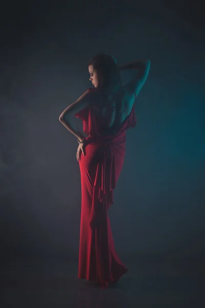 Sexy joven belleza mujer en vestido rojo —  Fotos de Stock