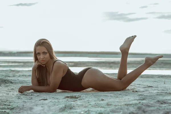 Junges schönes Mädchen am Strand — Stockfoto