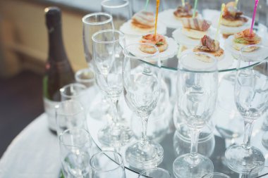 farklı kokteyller veya meyve ile süslenmiş longdrinks