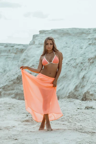 Joven hermosa chica en la playa — Foto de Stock