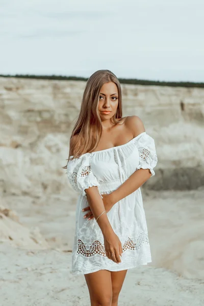 Молода красива дівчина на пляжі — стокове фото