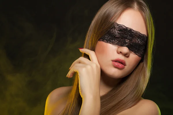 Schöne junge Mädchen in der Maske — Stockfoto