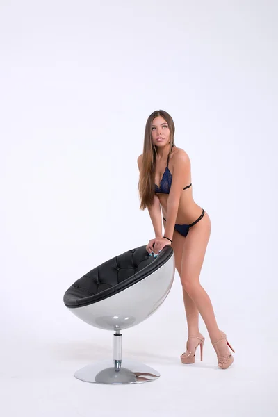 Mulher sexy em uma lingerie preta no fundo branco — Fotografia de Stock