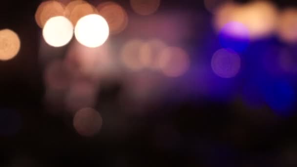 Les jeunes s'amusent à danser à la fête. au ralenti 