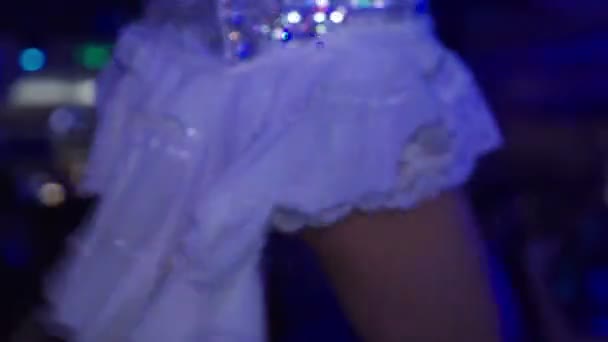 Jeune femme dansante sexy, avec des éclairs sur le fond 