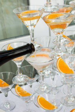 Piramit şampanya martini gözlük