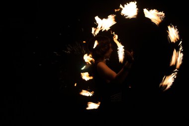 Güzel genç kız bir ateş gösterisi gösterilen