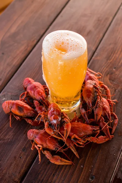 Verre plein de bière avec écrevisse bouillie sur la table — Photo