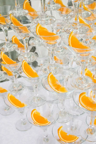 Pyramida šampaňské martini brýle — Stock fotografie