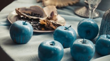 Tablo kabukları ve mavi elma ile dekore edilmiş