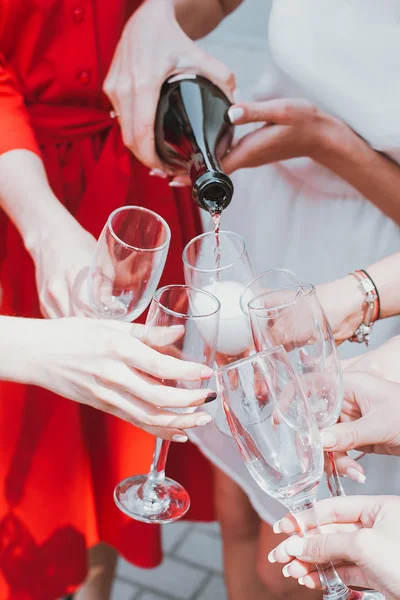 Schöne junge Mädchen in roten Kleidern feiern Junggesellenabschied und trinken Champagner — Stockfoto
