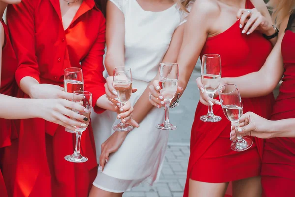 Gyönyörű fiatal lány piros ruha ünnepli bachelorette fél és ital pezsgő — Stock Fotó