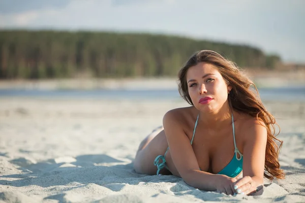 Genç ve güzel bir kız sahilde — Stok fotoğraf