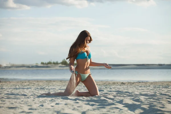 Jong mooi meisje op het strand — Stockfoto