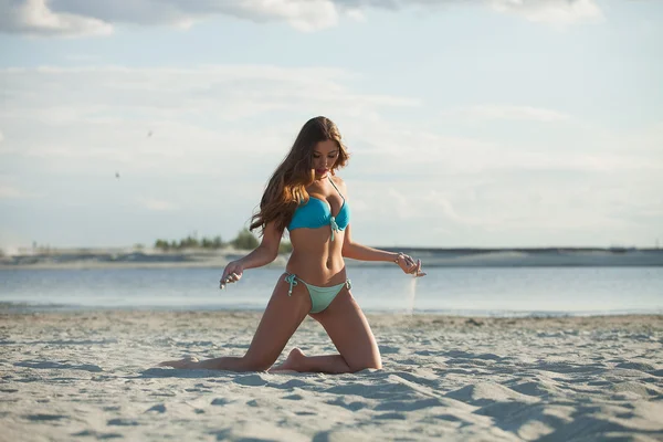 Jovem menina bonita na praia — Fotografia de Stock