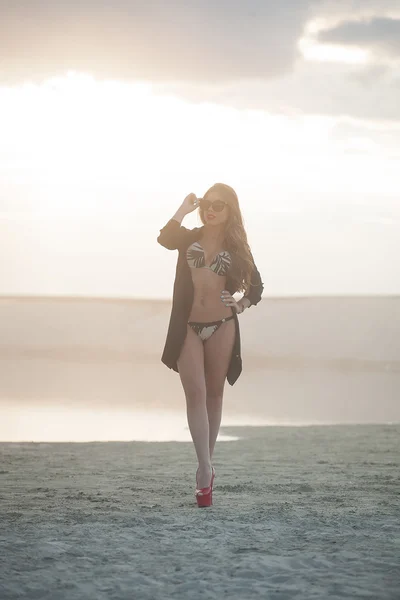 Молодая красивая девушка на пляже — стоковое фото