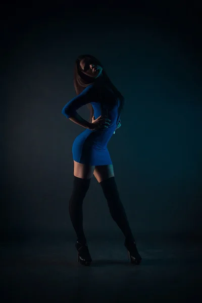 Ung vacker flicka i en blå klänning — Stockfoto