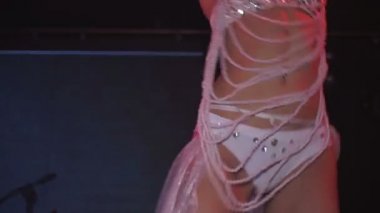 Genç seksi dans eden kadın, arka plan yavaş yanıp söner