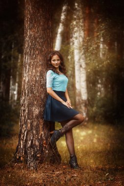 Güzel genç kadın ormanda yürüyüş görünümünü kırpılmış