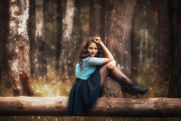 Vista recortada de la hermosa mujer joven caminando en el bosque — Foto de Stock