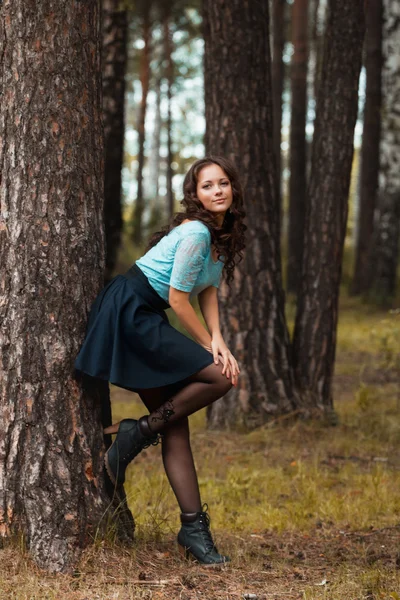 Обрезанный вид красивой молодой женщины, идущей в лесу — стоковое фото
