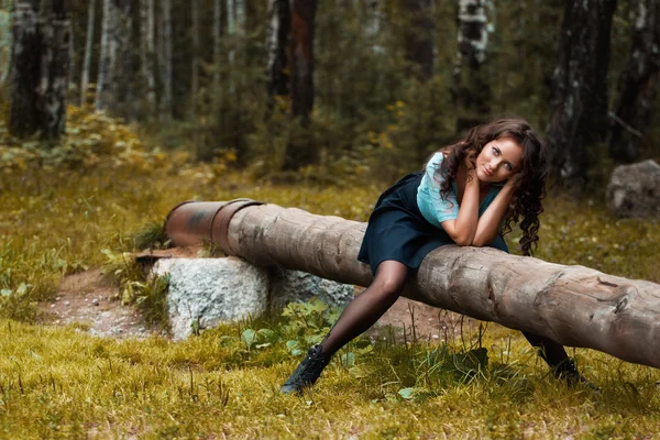 Vista recortada de la hermosa mujer joven caminando en el bosque — Foto de Stock