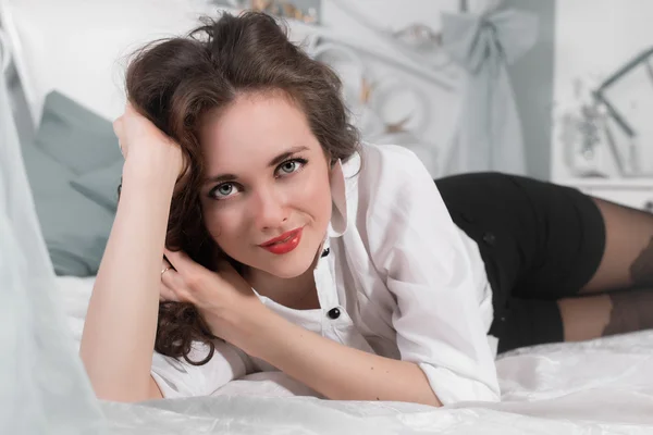 Retrato de mujer de moda contra pared blanca — Foto de Stock