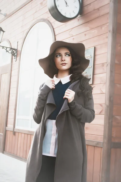 Fille train d'attente sur le quai de la gare — Photo