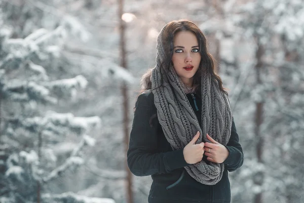 Beautiful young girl in winter forest — Stock Photo, Image