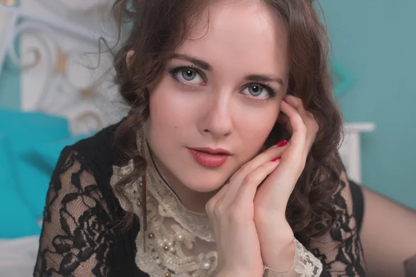 Retrato de mujer de moda contra pared blanca — Foto de Stock