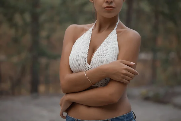 Jovem menina bonita na praia — Fotografia de Stock