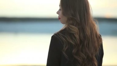 Genç ve güzel bir kız sahilde