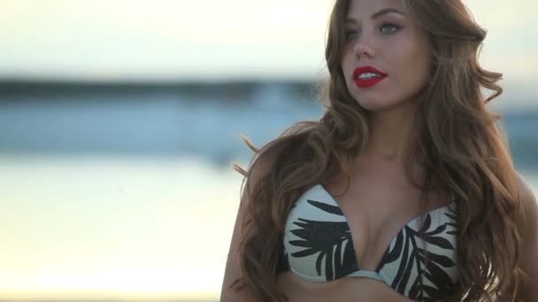Jong mooi meisje op het strand — Stockvideo