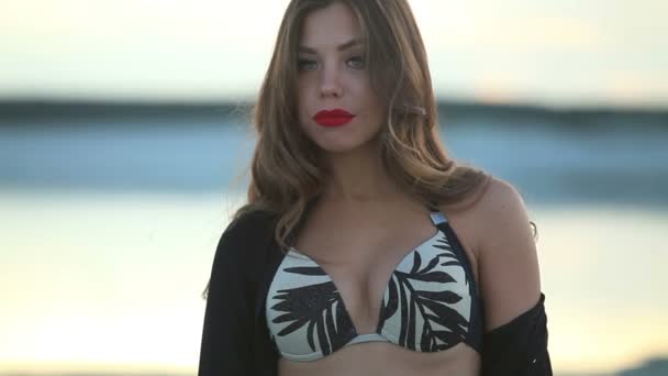 Giovane bella ragazza sulla spiaggia — Video Stock