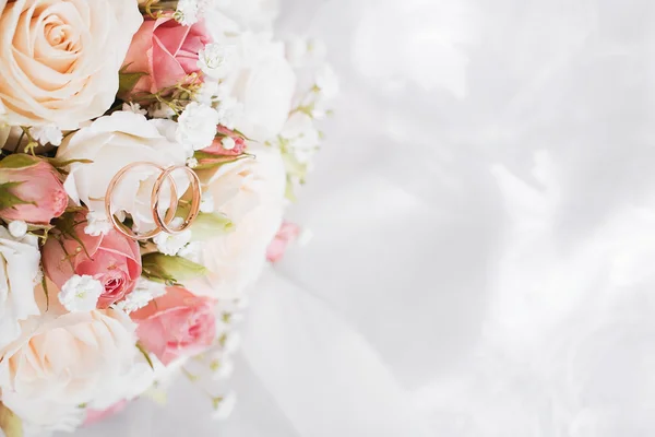 Wedding bouquet and rings — Stock Photo, Image