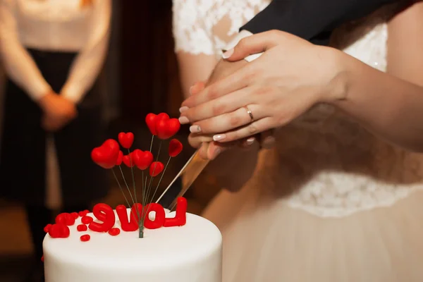 Nacięcie para na weselu piękny tort — Zdjęcie stockowe