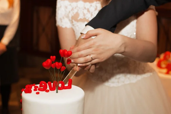 La pareja en la boda corte hermoso pastel —  Fotos de Stock