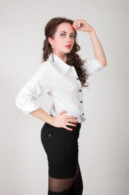 Moda kadın portre beyaz duvara