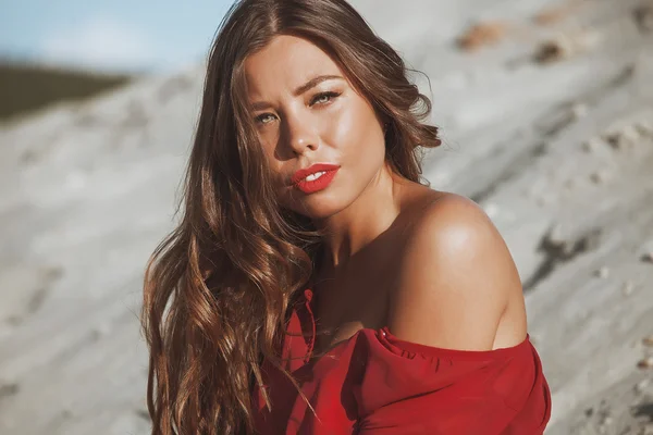 Jovem menina bonita na praia — Fotografia de Stock