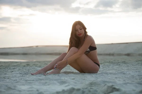 Genç ve güzel bir kız sahilde — Stok fotoğraf