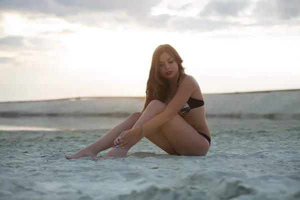 Jovem menina bonita na praia — Fotografia de Stock