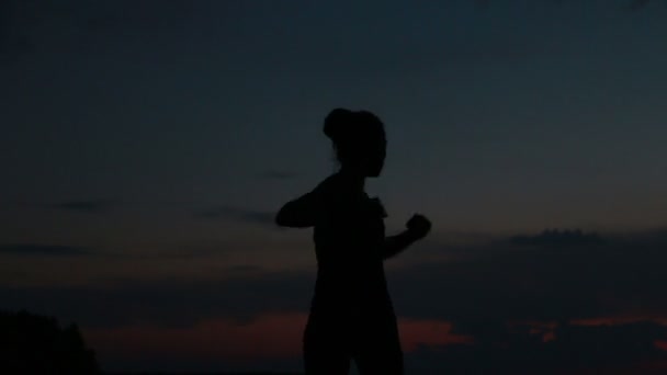 Chica hace yoga al atardecer en la cima de una montaña — Vídeos de Stock