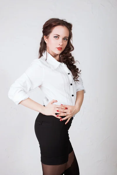 Retrato de mujer de moda contra pared blanca — Foto de Stock