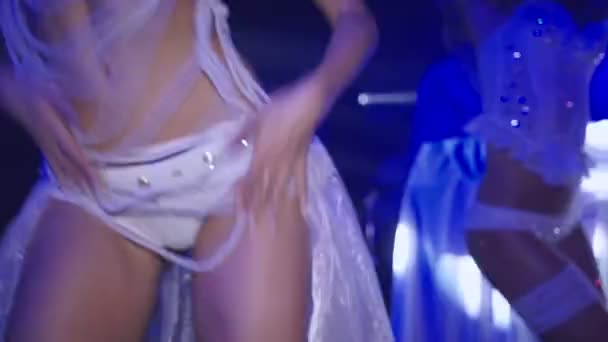Молодая сексуальная танцовщица с вспышками на заднем плане — стоковое видео